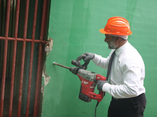 ޖަލުތަކުގެ ހާލަތު ރަނގަޅުކުރުމަށް ފެށި މަސައްކަތުގެ ތެރެއިން ޖަލުގެ ޔުނިޓެއް ތަޅާލުމުގެ މަސައްކަތް މިނިސްޓަރ އިމްރާން ފައްޓަވައިދެއްވަނީ