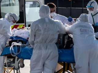 ތުރުކީގެ މެޑިކަލް ޓީމަކުން ކޮވިޑް-19 ބަލި މީހަކަށް އިމަރޖެންސީ ފަރުވާދެނީ