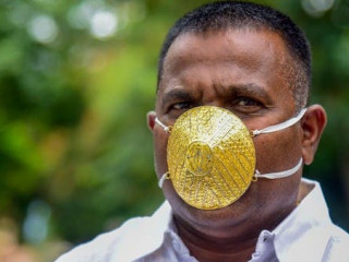 ޕޫނޭގެ މަޝްހޫރު ވިޔަފާރިވެރިޔާ ކަމަށްވާ ޝަންކަރު ކުރްހާދޭ މާސްކު އަޅައިގެން