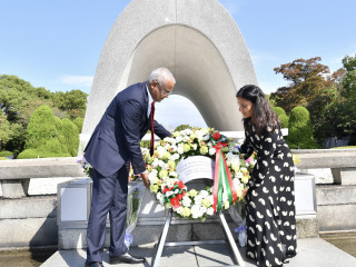 ރައީސް ސޯލިހު އާއި އަނބިކަނބަލުން ފަޒްނާ އެޓޮމިކް ބޮމުގެ ހަމަލާގައި މަރުވި  މީހުންގެ ހަނދާނުގައި މާބޮޑިއެއް ބާއްވަނީ