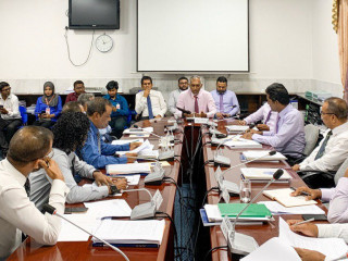 ރައްޔިތުންގެ މަޖިލީހުގެ މާލިއްޔަތު ކޮމެޓީން ނޫމަޑި މައްސަލަ ބެލަމުންދިޔައިރު، ކުރީގެ ހައިސިންގ މިނިސްޓަރ ޑރ. މުއިއްޒު ކޮމެޓީއަށް ހާޒިރުކޮށް، މައުލޫމާތު ހޯދަނީ