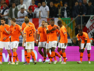 ނެދަލޭންޑްސް ކުޅުންތެރިން ލަނޑު ޖެހުމަށްފަހު އުފާފާޅުކުރަނީ