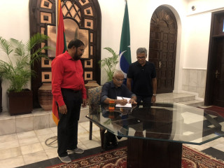 ަމަޖިލިސް ރައީސް ދެއްވި ތަރާވީހުގައި ރައީސް ސޯލިހް ބައިވެރިވެވަޑައިގެންނެވުމަށް ފަހު މެހްމާނުން ސޮއިކުރައްވާ ފޮތުގައި ލިޔުއްވަނީ