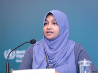އެންއީއޯސީން ބޭއްވި ނޫސްވެރިންގެ ބައްދަލުވުމުގައި ޖެންޑާ މިނިސްޓްރީގެ ޑެޕިއުޓީ މިނިސްޓަަރު ފާތިމަތު ޔުމްނާ ވާހަކަ ދައްކަވަނީ