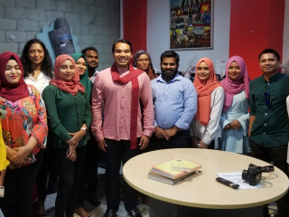 ނަމާލް ރާއްޖެޓީވީގެ ޓީމާއިއެކު