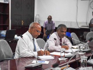 ހަޔަރ އެޑިޔުކޭޝަން މިނިސްޓަރ ޑރ އިބްރާހިމް ހުސެއިން ރައްޔިތުންގެ މަޖިލީހުގެ ކޮމެޓީގައި