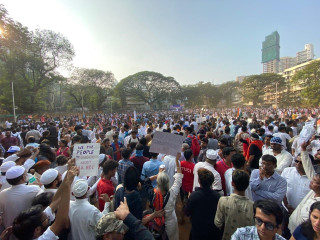 އިންޑިއާގެ އެތައް ހާސް ބަޔަކު ބުރާސްފަތި ދުވަހު މަގުމައްޗަށް ނުކުމެ މުޒާހަރާކުރަނީ