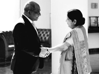 ސުޝްމާ ސްވަރާޖް އާއި މިނިސްޓަރ އަބްދުﷲ ޝާހިދު