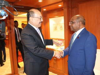 ފޮރިން މިނިސްޓަރ ޝާހިދު އިންޑިއާއަށް ކުރެއްވި ރަސްމީ ދަތުރުފުޅެއްގައި ހަރޝް ވަރްދާންއާ ބައްދަލު ކުރައްވަނީ