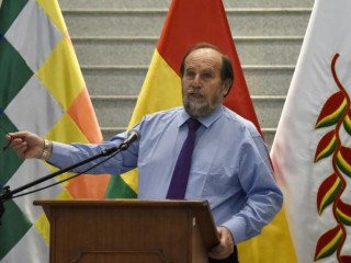 ބޮޑު އަގުގައި ވެންޓިލޭޓަރުތަކެއް ގަތުމާ ގުޅިގެން ބޮލީވިއާގެ ހެލްތް މިނިސްޓަރ ހައްޔަރުކޮށްފި