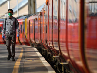 އިންގްލޭންޑުގެ ރޭލު ސްޓޭޝަނެއްގައި މީހަކު މާސްކް އަޅައިގެން؛ މި މަހުގެ 15 އިން ފެށިގެން ރޭލުގެ ހިދުމަތް ހޯދާ އިރު މާސްކްއެޅުން މަޖުބޫރުވާނެ