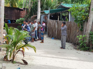 ބޮޑުފިނޮޅުގައި މަސައްކަތް ކުރާ ބިދޭސީންގެ އިތުރުން ފުލުހުން އެ ރިސޯޓުގައި ހަރަކާތްތެރިވަނީ، ބިދޭސީން މުޒާހަރާކޮށްފައިވަނީ މުސާރަ ނުދޭ މައްސަލާގައި