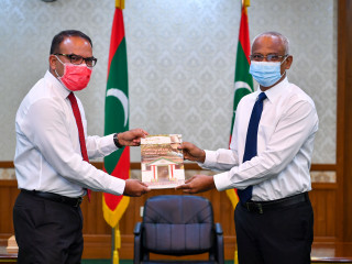 \"އީ.ޕީ.އެސް. ހަނދާން\" ގެ ނަމުގައި ތައްޔާރުކުރި މަޖައްލާގެ ކޮޕީއެއް ރައީސްއަށް ހަދިޔާކުރުން