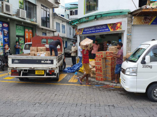 ބާޒާރު މަތީގައި އޮތް ޕިކަޕަކަށް މުދާ އަރުވަނީ