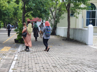 ވިލިނގިލި މަގުމަތީގައި ބަޔަކު ހިނގާފަ ދަނީ - ކޮވިޑު ފެތުރުން ކޮންޓްރޯލް ކުރުމަށް ރައްކާތެރި ކަމުގެ ފިޔަވަޅެއްގެ ގޮތުން 30 މީހުންނަށްވުރެ ގިނައިން އެއްވުން މީގެ ކުރިން އެޗްޕީއޭއިން އޮތީ މަނާ ކޮށްފައި