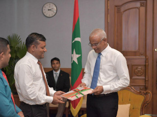 ދިވެހިބަހުގެ މޯފޮލަޖީގެ ތަރުޖަމާގެ ފުރަތަމަ ބައި ރައީސްއަށް އަރުވައިފި