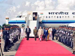 ބޮޑުވަޒީރު މޯދީ އަށް ވެލާނާ އިންޓަނޭޝަނަލް އެއަރޕޯޓުން ވަނީ ހޫނު މަރުހަބާއެއް ދަންނަވާފައި