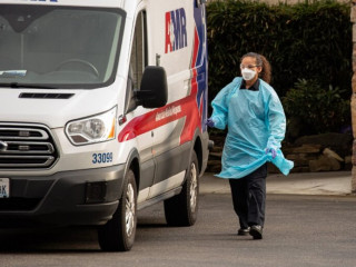 އެމްބިއުލާންސެއް ކައިރީގައި ސިއްހީ އޮފިޝަލަކު ހަރަކާތްތެރިވަނީ