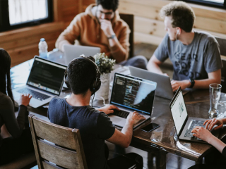 ކަންކަން ފަސޭހަކުރުމަށް އެންމެ ބޮޑު އެހީތެރިކަމެއް އިންސާނުން ހޯދަނީ ޒަމާނީ ޓެކްނޮލޮޖީގެ އެހީގައި