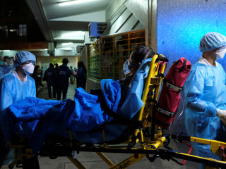 ކޮވިޑް-19 ޖެހިފައިވާ މީހަކު ހޮސްޕިޓަލަށް ޓްރާންސްފަރ ކުރުމަށް މަސައްކަތް ކުރަނީ