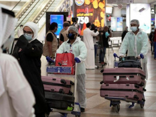 ކުވައިތުގެ އެއަރޕޯޓެއްގައި މީހުން މާސްކު އަޅައިގެން ހަރަކާތްތެރިވަނީ