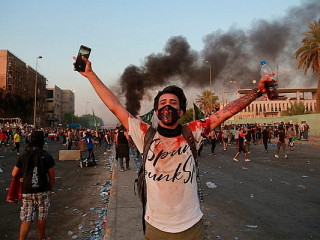 އިރާގުގައި ކުރިއަށްދާ މުޒާހަރާތަކުގެ ބައިވެރިއެއް އަތް މައްޗަށް ހިއްލާލައިގެން