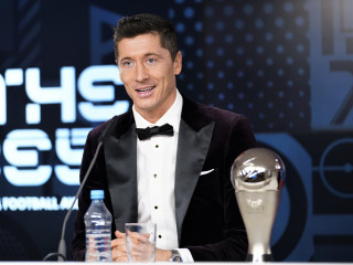 ދަ ބެސްޓް ފީފާ ފުޓްބޯލް އެވޯޑްސް ކާމިޔާބުކުރި ބަޔާން މިއުނިކުގެ ތަރި ރޮބަޓް ލެވަންޑޯސްކީ