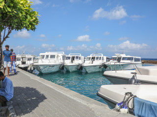 ރަށްރަށަށް ދަތުރުކުރުމަށް ބޭނުންކުރާ ފެރީ ލޯންޗުތަކެއް