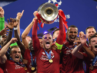 ޗެމްޕިއަންސް ލީގު ކާމިޔާބު ކުރުމަށް ފަހު ލިވަޕޫލްގެ ކުޅުންތެރިން ތަށި އުފުލާލަނީ