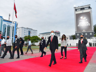 ރައީސުލްޖުމްހޫރިއްޔާ އިބްރާޙިމް މުޙައްމަދު ސޯލިހާއެކު ޑިފެންސް މިނިސްޓަރ މާރިޔާ އަހުމަދު ދީދީ ވަޑައިގަންނަވަނީ- މިނިސްޓަރ ވަނީ ރައީސް ސޯލިޙުގެ ސިޔާސަތުތަކަށް ތައުރީފު ކުރައްވައި ވާހަކަ ދައްކަވާފައި