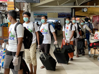 ބިދޭސީންތަކެއް ފުރަންވެގެން ގޮސް އެއާޕޯޓުގައި