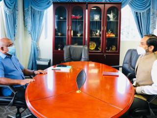 ފޮރިން މިނިސްޓަރ އަބްދުﷲ ޝާހިދު އާއި އިންޑިޔާއިން ރާއްޖެއަށް ކަނޑައަޅުއްވާފައި ހުންނަވާ ސަފީރު ސަންޖޭ ސުދީރު ބައްދަލުކުރައްވަނީ