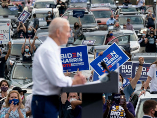 ޖޯޖިއާގައި ބޭއްވި ކެމްޕެއިން ހަފްލާއެއްގައި ޖޯ ބައިޑެން ސަޕޯޓަރުންނާ މުހާތަބު ކުރައްވަނީ