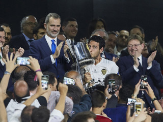 ވެލެންސިއާއިން ކޮޕާޑެލްރޭގެ ތަށި އުފުލާލަނީ