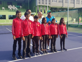 ޖޫނިއާ ޓީމާއެކު މިނިސްޓަރ މަހްލޫފް