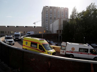 ރަޝިޔާގެ ރިސަރޗް އިންސްޓިޓިއުޓް އޮފް އެމަރޖެންސީ ކައިރީ އެމްބިޔުލެންސެއް ކިޔުގައި ޖެހިފައި