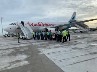 އޭޕްރޮންގައި ޕާކް ކޮށްފައި އޮތް ފްލައިޓެއް