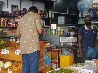 މާލޭގެ ބާޒާރުމަތީ ސަރަހައްދުގައި ހުރި ފިހާރައެއްގައި މީހަކު ވިޔަފާރި ކުރަނީ