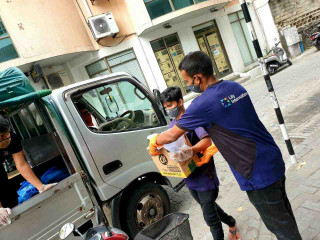 ލިލީ އިންޓަރނޭޝަނަލް އިން ފިހާރަތަކަށް މުދާ ޑެލިވަރީ ކުރުމުގެ މަސައްކަތުގައި އެ ކުންފުނީގެ މުވައްޒަފުން ހަރަކާތްތެރިވަނީ