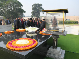 Speaker and parliament delegation visiting Gandhi\'s memorial