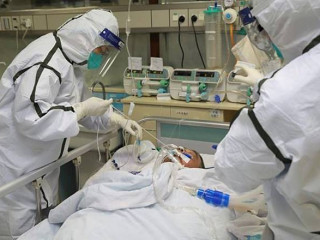 ކޮވިޑް-19 ޖެހިފައިވާ މީހަކަށް ޑޮކްޓަރުން ފަރުވާދެނީ