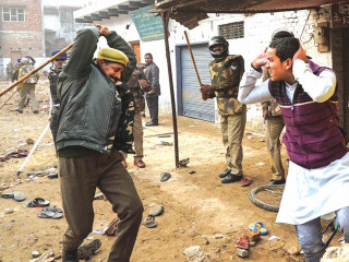 މުޒާހަރާކުރާ މީހަކަށް ފުލުހުން ހަމަލާދެނީ