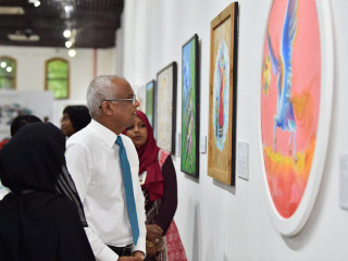 President Solih admires an artwork