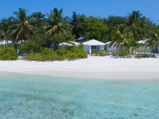 ކޮވިޑް-19: ސޭންޑީޒް ބަތަލާ ރިސޯޓުން ޕޮޒިޓިވްވި ދެމަފިރިން ދަރުމަވަންތަ ހޮސްޕިޓަލަށް ގެންދަނީ