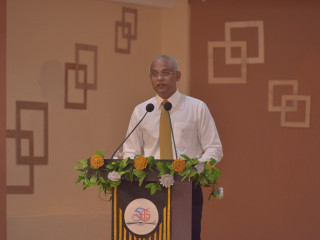 ތ. ބުރުނީ ސްކޫލްގެ ރަން ޔޫބީލް ފާހަގަކުރުމަށް އެރަށު ސްކޫލްގައި ބޭއްވި ޖަލްސާގައި ރައީސް ވާހަކަފުޅު ދައްކަވަނީ