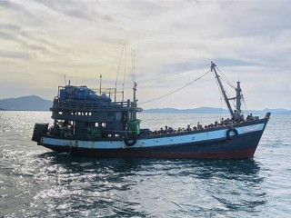 ގިނަ އަދަދެއްގެ ރޮހިންގާ މުސްލިމުން ކަނޑުމަތީ ހާލުގަ ޖެހިފައި، ބަންގްލަދޭޝުން ބުނަނީ ޒިންމާ ނުނެގޭނެ ކަމަށް