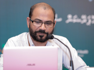 ހެލްތު ޕްރޮޓެކްޝަން އެޖެންސީގެ އެޕިޑިއޯމޮލޮޖިސްޓް ޑރ. އިބްރާހިމް އަފްޒަލް ބުރާސްފަތި ދުވަހުގެ ރޭ އޮތް ނޫސްވެރިންގެ ބައްދަލުވުމުގައި ވާހަކަ ދައްކަވަނީ