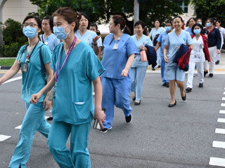 \"ވޯލްޑް ހެލްތް ޑޭ\" ގެ އިރު އަލިކަމާއިއެކު ސިޔާސީ ލީޑަރުންގެ އަތަށް އެ އަރަނީ ކޮން ހުސްގަނޑެއް ހެއްޔެވެ؟