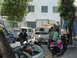 ތިން މީހުންނަށްވުރެ ގިނަ މީހުން އެއްވުން ވަނީ މަނާކޮށްފައި