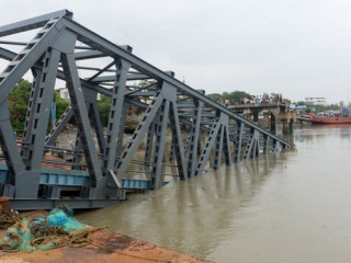 ޠޫފާނުގައި ކޯރެއްގައި ފެންބޮޑުވެ ބްރިޖަކަށް ބޮޑެތި ގެއްލުން ލިބުނު